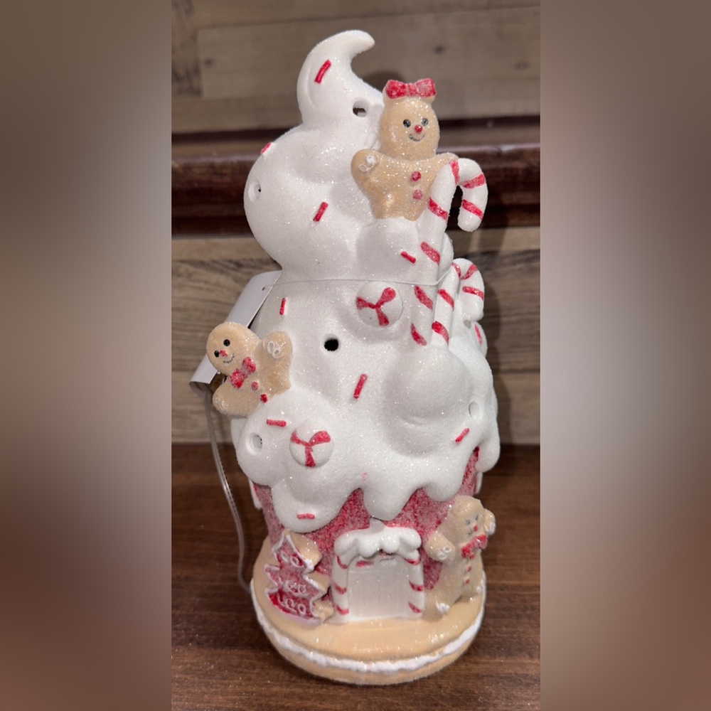 Super Cute Xmas Gingerbread House 🏠 with Gingerbread man & girl with LED light